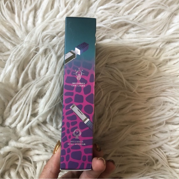 Profusion x Jurassic World Light Up Liquid Lipstick & Liner Duo I’m Tenacious - Picture 2 of 3